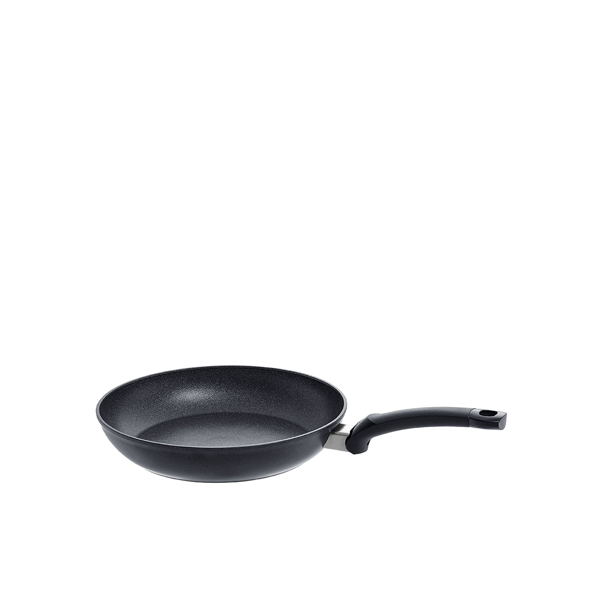 Fissler Adamant® Classic 2-teiliges Pfannenset (24/28 cm), schwarz antihaftbeschichtet, Qualität aus deutscher Produktion, zeitloses Design auf weißem Grund.