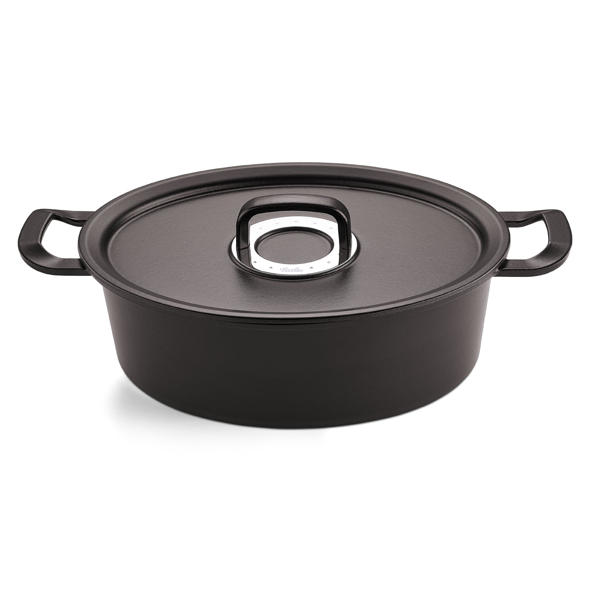 Fissler Original-Profi Collection® Gusseisen Bräter in mattschwarz, oval mit Deckel, silbernem Knauf und seitlichen Griffen auf weißem Grund.