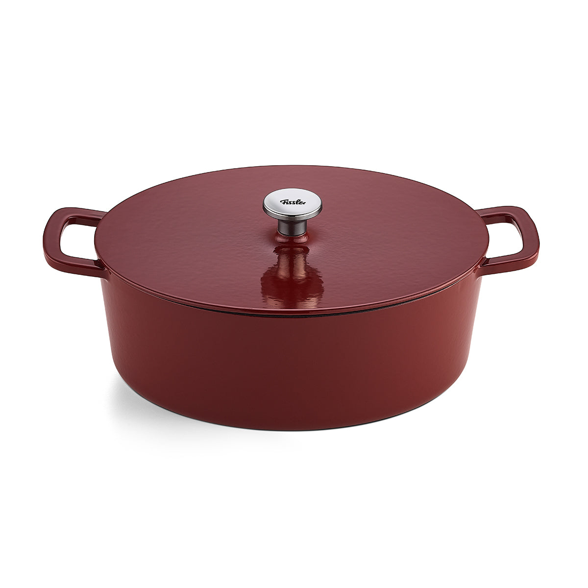 Fissler Moments Gusseisen Bräter in kastanienbraun, oval mit Deckel und silbernem Knauf - zeitloses, energiesparendes deutsches Design auf weißem Grund.
