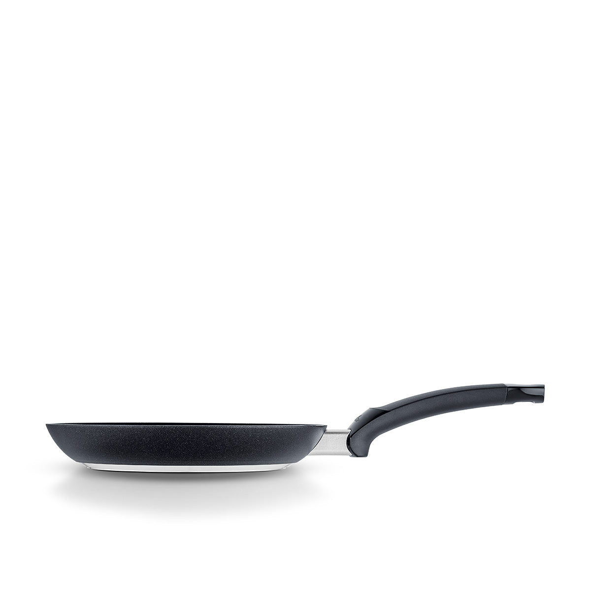 Side view of a black Fissler Levital®+ shallow pan with a curved handle. Precision-made in Germany for quality and durability.