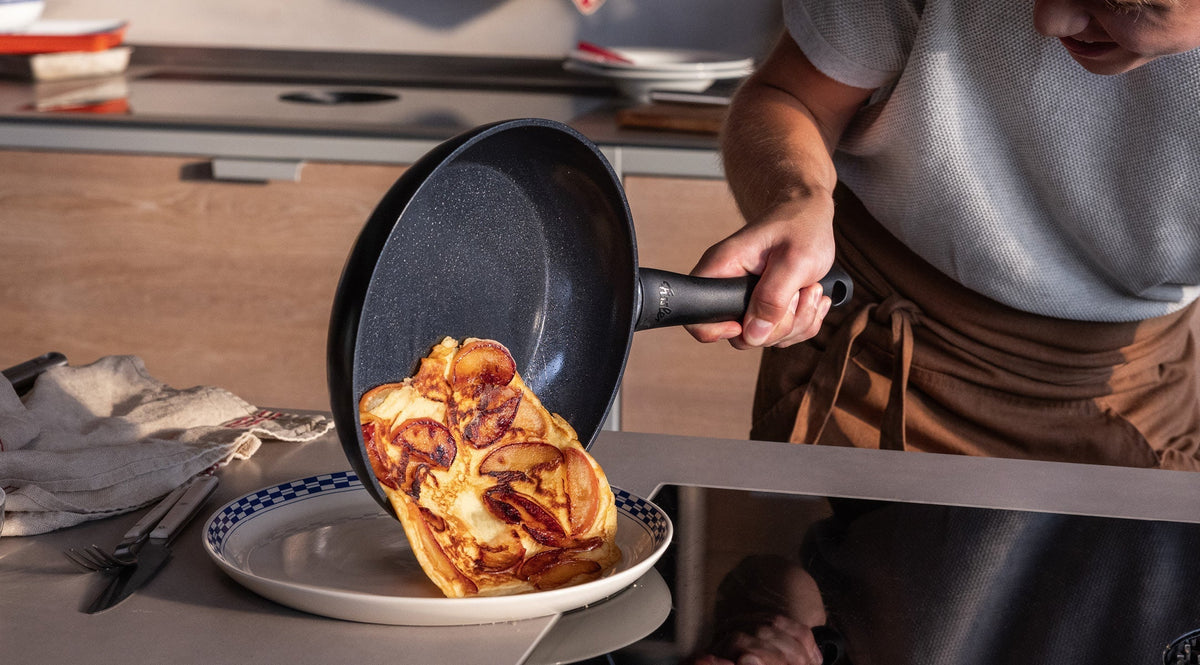 Joghurt-Pfannkuchen mit karamellisiertem Apfel und Pistazien aus der Fissler Essential® Pfanne