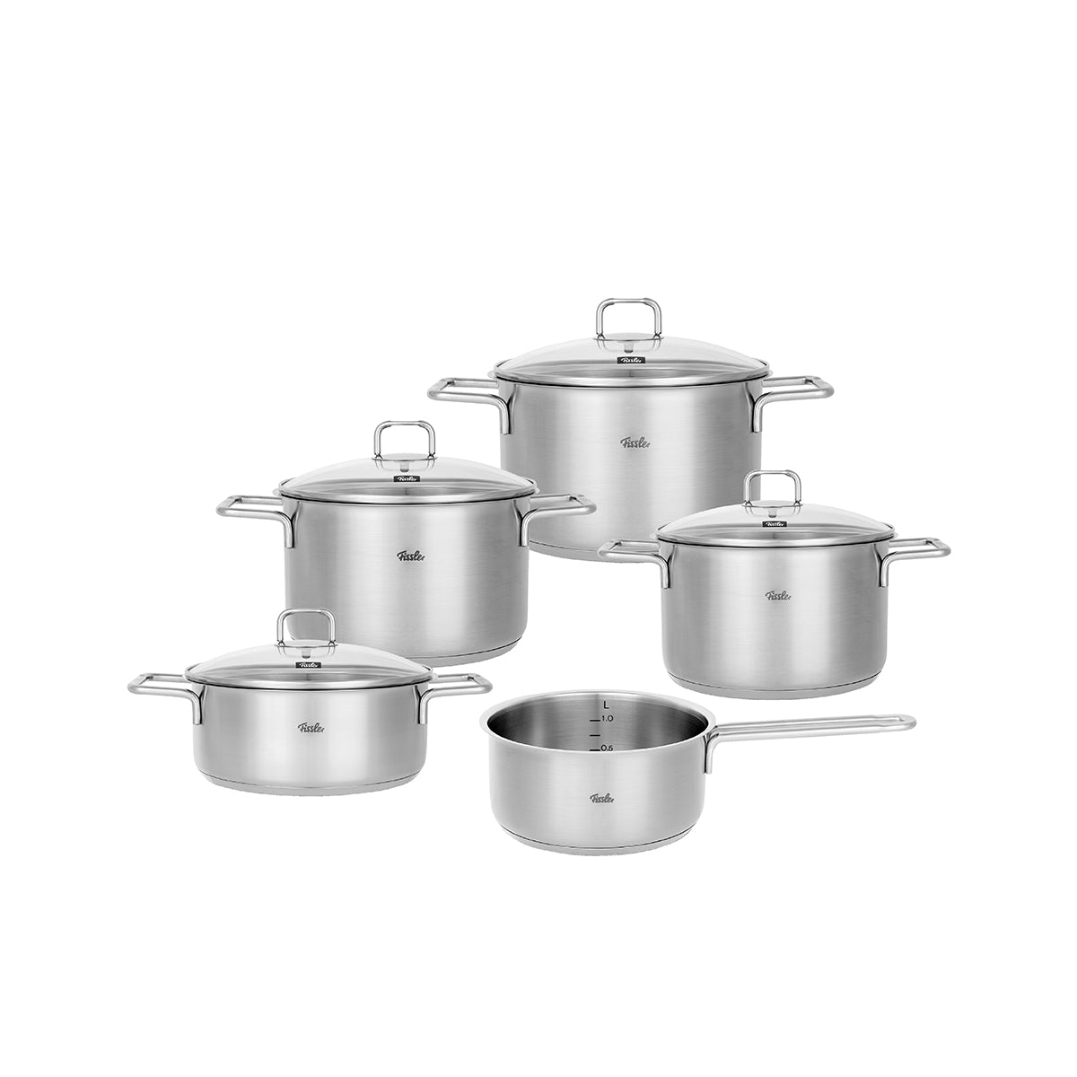 Das fünfteilige Fissler Hamburg-Topfset, ein Beispiel für deutsche Ingenieurskunst und langlebige Qualität seit 1845, umfasst drei große Edelstahltöpfe mit Glasdeckeln, einen mittelgroßen Kochtopf mit Deckel und einen kleinen Kochtopf ohne Deckel. Stilvoll auf weißem Hintergrund arrangiert, eignen sich alle Töpfe für Induktionsherde – Made in Germany für zeitloses Kochvergnügen.