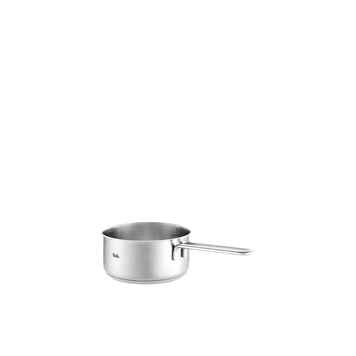 Die Stielkasserolle aus der Fissler Pure Collection – ein kleiner, elegant gestalteter Topf aus hochwertigem Edelstahl – steht in der Mitte eines weißen Hintergrunds und verkörpert Fisslers Tradition deutscher Präzisionstechnik, Langlebigkeit und zeitloser Innovation.