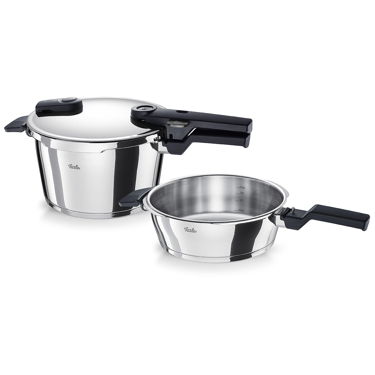 Zwei Fissler Vitaquick®-Schnellkochtöpfe (2,5 l und 4,5 l) aus hochwertigem 18/10-Edelstahl mit robusten schwarzen Griffen – einer mit Deckel, einer ohne – stehen nebeneinander auf weißem Hintergrund. Dieses exklusive 2-teilige Schnellkochtopf-Set vereint präzise Ingenieurskunst, zeitloses Design und höchste Langlebigkeit. Als traditionsreiches Unternehmen seit 1845 steht Fissler für innovatives, in Deutschland hergestelltes Kochgeschirr von bester Qualität.