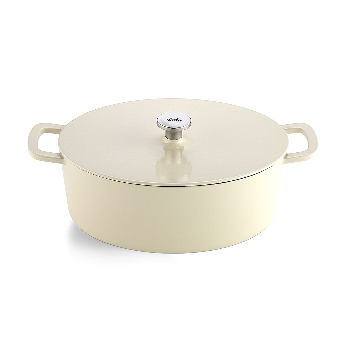 Der Fissler Moments Dutch Oven aus cremefarben emailliertem Gusseisen mit Deckel und Griffen zeichnet sich durch Präzision, Haltbarkeit und zeitloses Design aus.