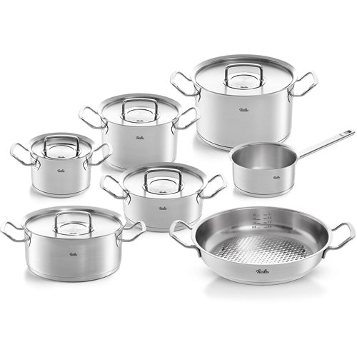 Ein siebenteiliges Edelstahl-Kochgeschirrset aus der Original-Profi Collection® von Fissler wird elegant vor einem weißen Hintergrund präsentiert und umfasst charakteristische Töpfe, Kochtöpfe, Suppentöpfe sowie eine Bratpfanne mit robusten Griffen und passgenauen Metalldeckeln. Dieses seit 1845 in Deutschland gefertigte Premium-Set steht für Fisslers Tradition der Innovation, Langlebigkeit und des zeitlosen Designs – und genießt das Vertrauen von Profiköchen und Hobbyköchen, die auf dauerhafte Qualität