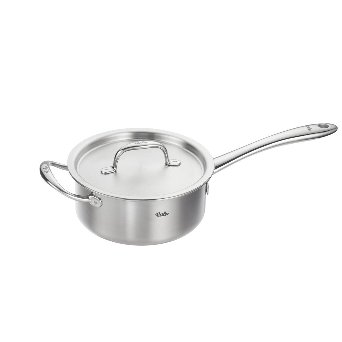 Ein 3-teiliges Fissler M5 Pro-Ply®-Kochgeschirrset mit einem hochwertigen Edelstahltopf und einem passgenauen Metalldeckel, gefertigt aus recyceltem Edelstahl für Langlebigkeit und Nachhaltigkeit. Der Topf verfügt über einen ergonomischen langen Griff für präzise Handhabung und einen stabilen kleinen Schlaufengriff zum sicheren Anheben – ein Ausdruck zeitloser deutscher Ingenieurskunst. Das Set ist für Induktionskochfelder geeignet und verkörpert Fisslers Tradition von Innovation, Qualität und Leistung.