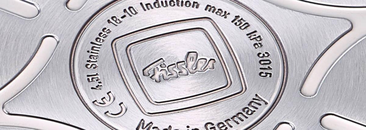 Nahaufnahme des Fissler Topfbodens, Edelstahl 18-10, induktionsgeeignet, 4,5 l, Made in Germany - Präzision und Haltbarkeit eingraviert.
